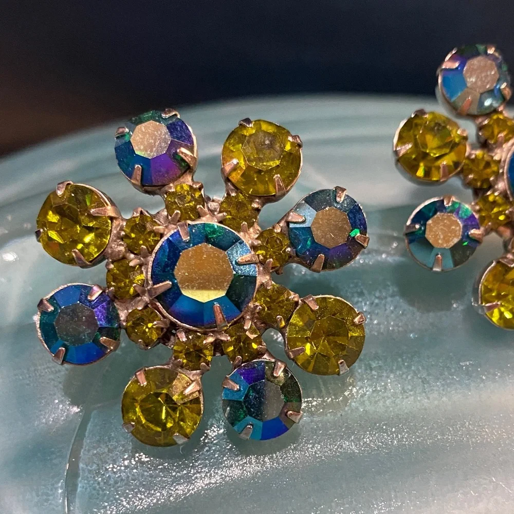 Elegant Vintage Clip Earrings - Picture 2 of 8